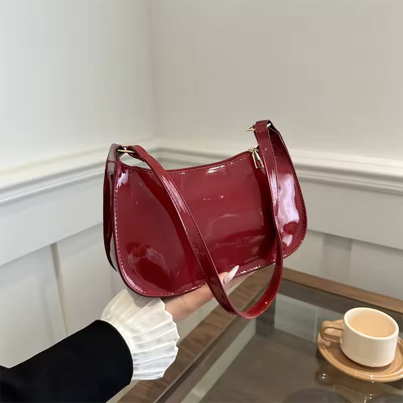 Vellora – Schultertasche in Lackoptik