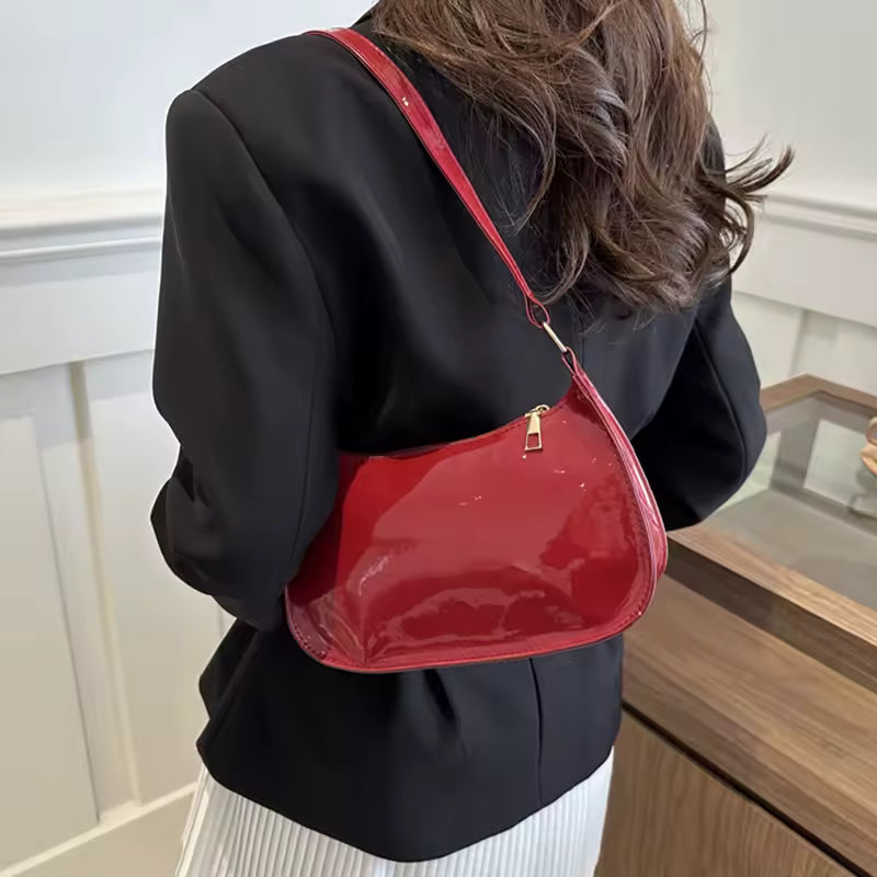 Vellora – Schultertasche in Lackoptik