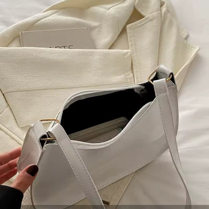 Vellora – Schultertasche in Lackoptik