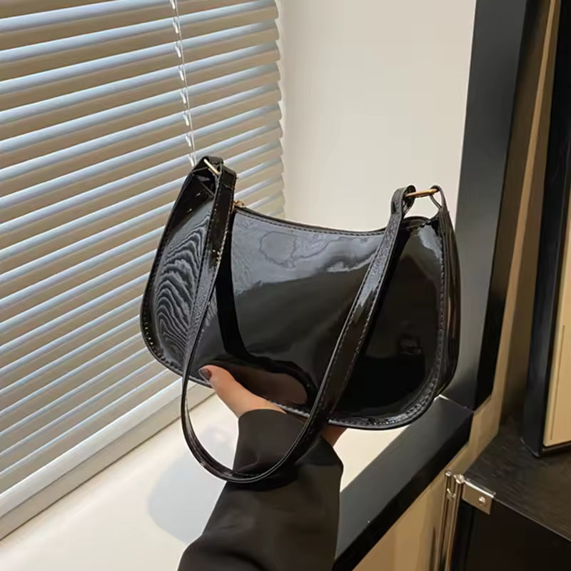 Vellora – Schultertasche in Lackoptik