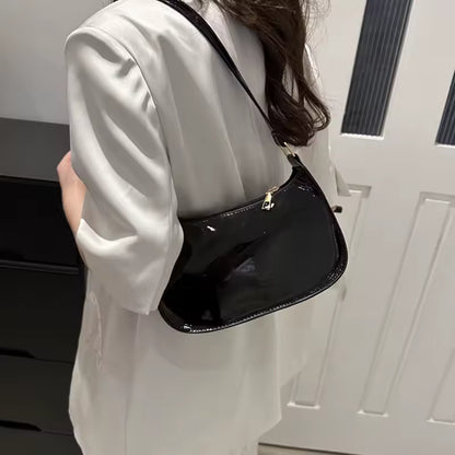 Vellora – Schultertasche in Lackoptik