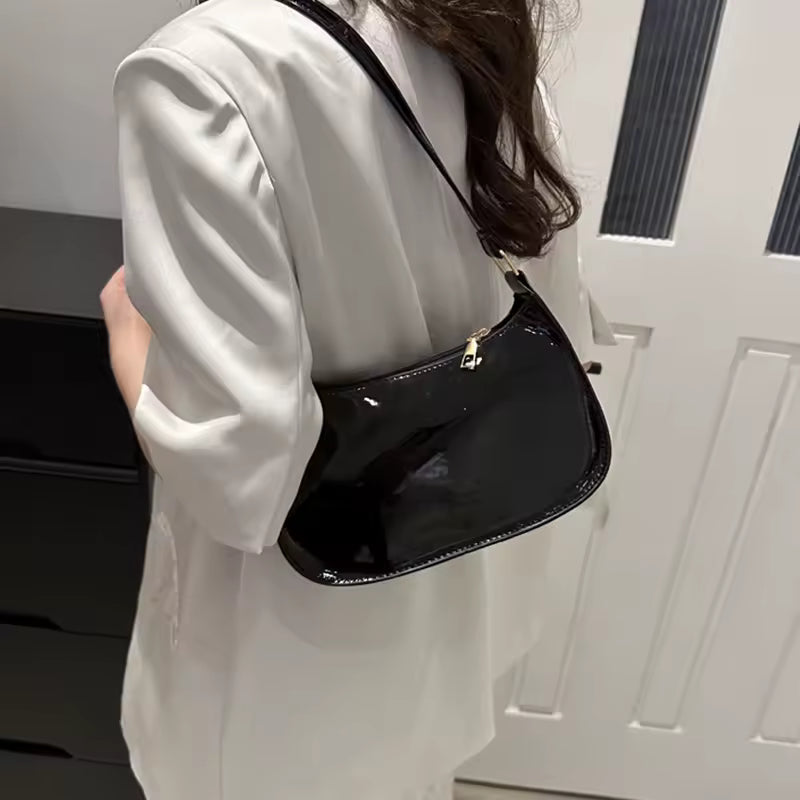 Vellora – Schultertasche in Lackoptik